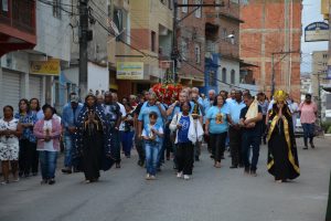 Procissão saiu do bairro Coqueiro até a igreja de N. Sra. Aparecida, no Engenho da Serra