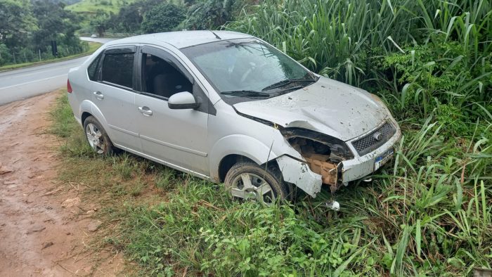 Motorista perde controle de veículo e sai da pista na BR-116