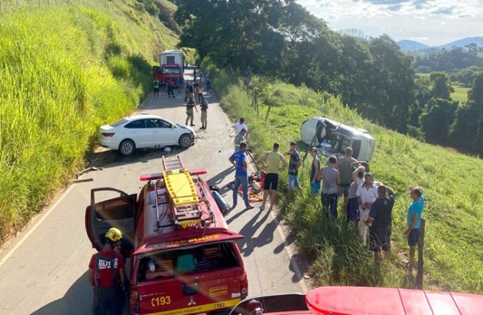 Colisão entre dois veículos deixa uma pessoa morta e feridos na MCG-265