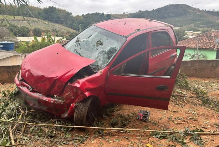 Motorista perde controle direcional e capota na BR-116