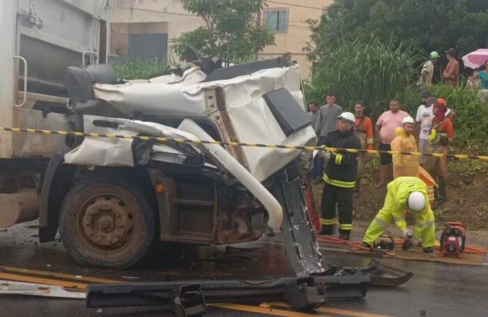 Motorista fica ferido em colisão entre caminhão de lixo e carreta em Dom Cavati